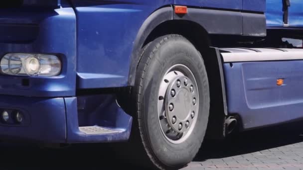 Nahaufnahme Eines Blauen Lkw Rades — Stockvideo