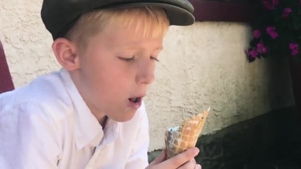 Ragazzo Col Berretto Irlandese Sta Mangiando Gelato Fuori Primo Piano — Video Stock