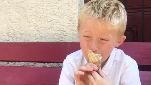 Rapaz Está Comer Gelado Fora — Vídeo de Stock