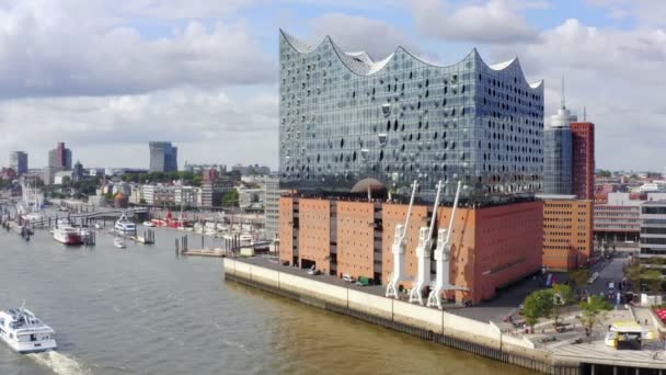 Bulutlu Bir Günde Elbphilharmonie Ile Hamburg Limanının Havadan Görüntüsü — Stok video