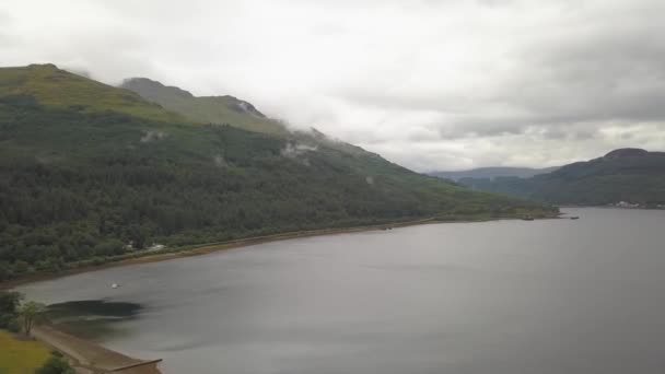 Panning Tiro Aéreo Escocês Loch Colinas Campo Céu — Vídeo de Stock