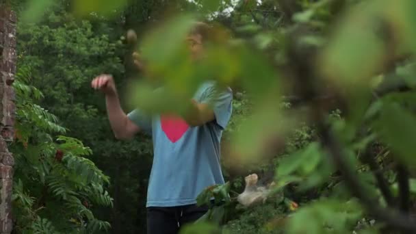 Linksschuss Eines Mannes Der Wald Mit Einem Stein Jongliert — Stockvideo