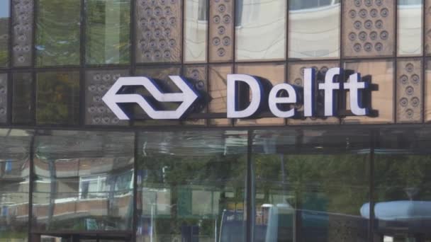 Den Yeni Delft Merkez Istasyonunun Işareti Ulusal Spoorwegen Hollanda Tren — Stok video
