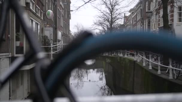 Een Slider Shot Van Grachten Van Delft — Stockvideo