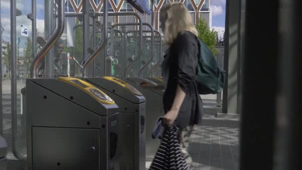 Девушка Выезжающая Chipkaart Nationale Spoorwegen Общественный Поезд Системы Нидерландах — стоковое видео