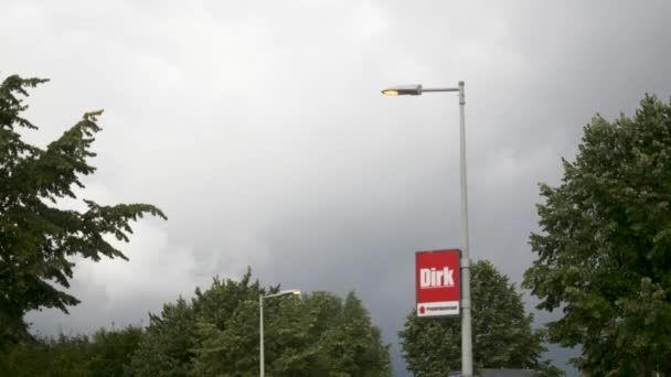 Een Foto Van Een Bord Van Nederlandse Supermarkt Dirk Amsterdam — Stockvideo