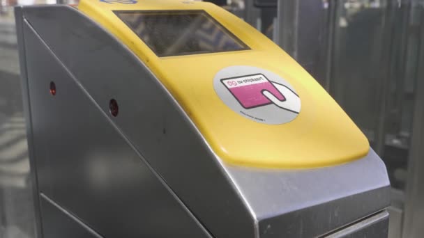 Main Une Fille Enregistrant Avec Chipkaart Nationale Spoorwegen Système Train — Video