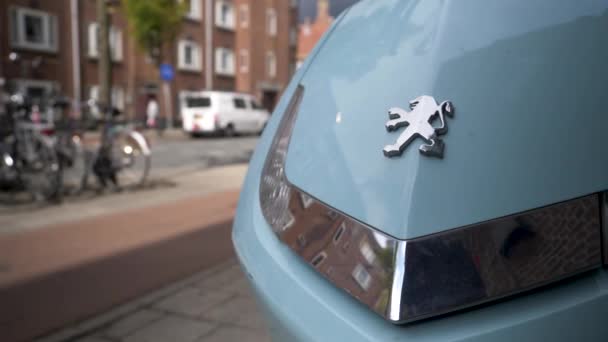 Zbliżenie Logo Peugeota Niebieskim Skuterze Amsterdamie — Wideo stockowe