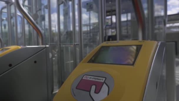 Наклон Сковородка Людей Выезжающих Замедленной Съемке Nationale Spoorwegen Pro Rail — стоковое видео