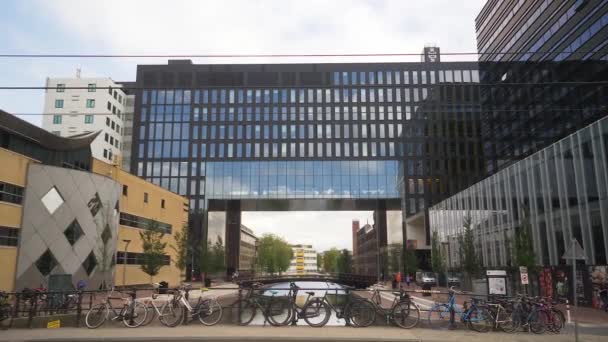 Een Brede Opname Van Het Hoofdgebouw Van Universiteit Van Amsterdam — Stockvideo