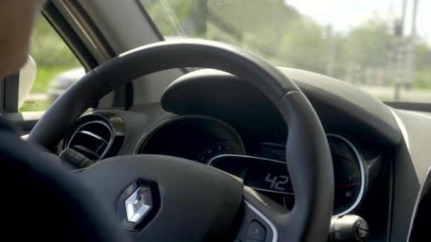 Snímek Někoho Kdo Řídí Renault Clio Autě Manipuluje Volantem Nizozemsku — Stock video