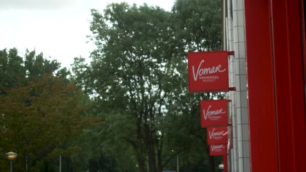 阿姆斯特丹一家荷兰超级市场Vomar的多个标志的照片 — 图库视频影像