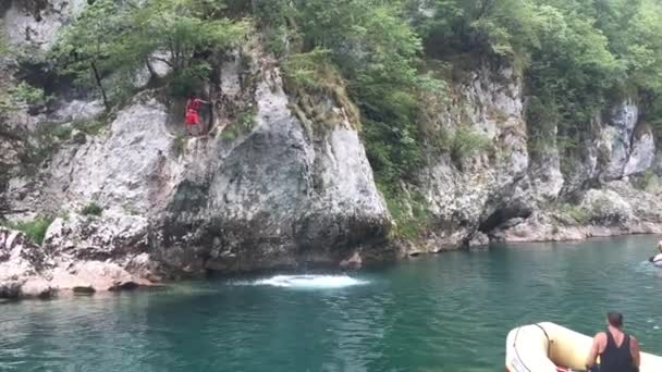 黑山的水上漂流 — 图库视频影像