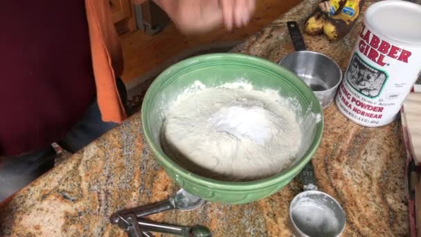 在香蕉面包干烘烤混合物中加入盐 — 图库视频影像