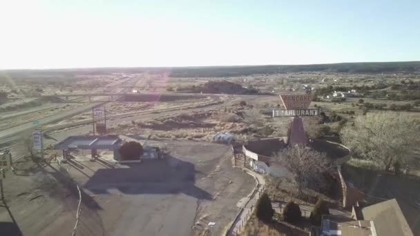 Vuelo Avión Tripulado Sobre Edificio Abandonado Lado Carretera Desierto Arizona — Vídeos de Stock