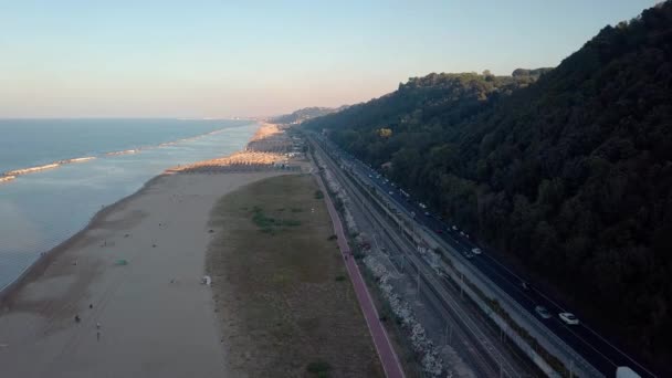 Вид Гори Національною Дорогою Залізнична Лінія Велосипедна Стежка Пляж Море — стокове відео