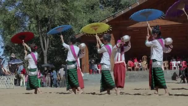 Sangrai Mog Dans Stammar Från Tripura Hornbill Festival Kisama Nagaland — Stockvideo