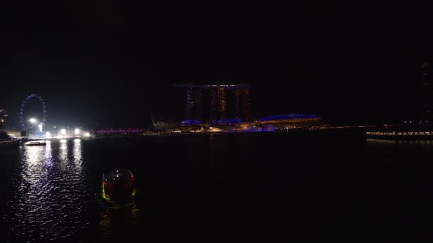 Barco Flutuando Frente Marina Bay Sands Cingapura Por Sam Kresslein — Vídeo de Stock