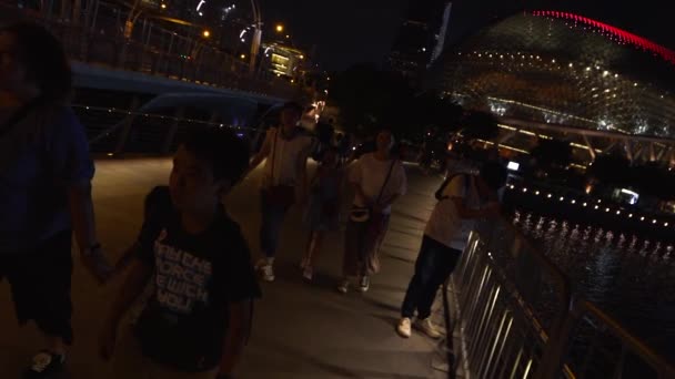 シンガポールのマリーナベイを歩くアジア人観光客 Sam Kresslein — ストック動画