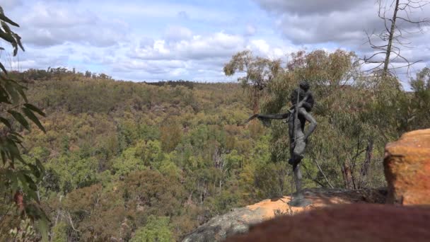 Escultura Aborigen Bronce Sentada Bosque Pilliga — Vídeos de Stock