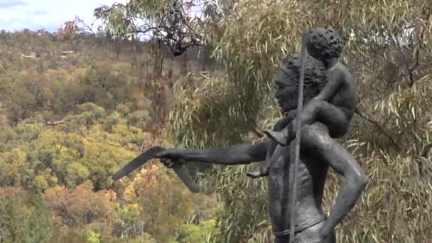 Zbliżenie Rzeźba Aborygenów Brązu Siedzi Lesie Pilliga — Wideo stockowe
