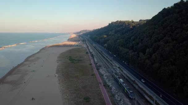 Vista Aérea Montaña Con Carretera Nacional Ferrocarril Tren Movimiento Carril — Vídeos de Stock