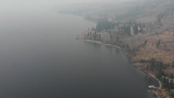 Aerial Drone Shot Flying Smokey Sky Lake Beach — Stock Video