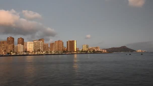 ハワイのオアフ島の黄金の時間にホノルルのワイキキスカイラインのライトタイムラプス — ストック動画