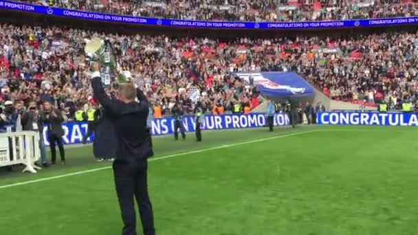 米尔沃尔的主教练尼尔哈里斯和队长托尼克雷格在2017年温布利球场被晋升为冠军后庆祝 — 图库视频影像