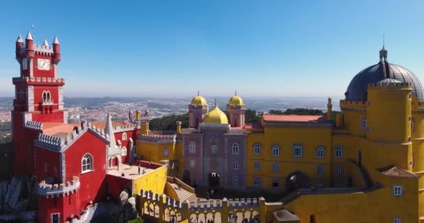 Воздушный Город Показывает Снимок Дворца Пена Горах Синтра Лиссабоне Португалия — стоковое видео