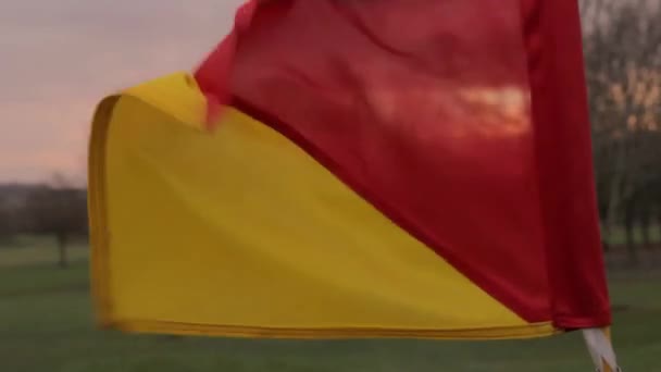 Bandeira Golfe Sopra Vento Durante Nascer Sol Outono Reino Unido — Vídeo de Stock