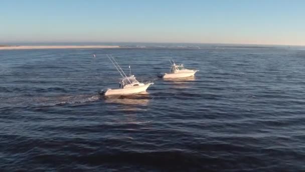 日落时墨西哥湾沿岸游艇和渔船的无人驾驶航空录像 — 图库视频影像