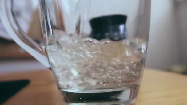 Stromende Water Een Beker — Stockvideo