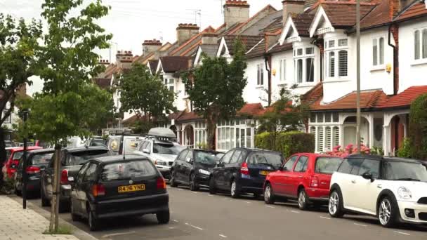 2階建て ロンドンのホルムサイド道路上の行の家 イングランド 風に吹かれながらの静止画 — ストック動画