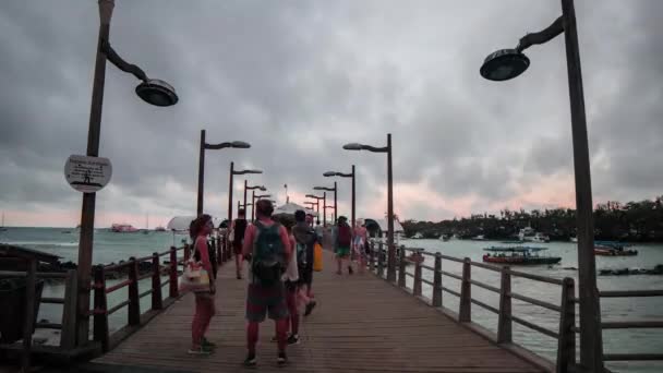 Lapso Tiempo Del Muelle Gente Como Sol Comienza Ponerse Durante — Vídeo de stock