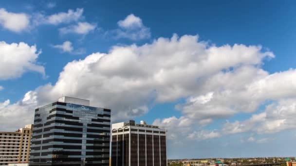 Timelapse Moln Solig Dag Över Byggnader Och Motorväg Som Bilar — Stockvideo