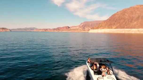 Fotaje Drone Lago Barcos Paso Vuelo Con Montañas Alrededor — Vídeo de stock