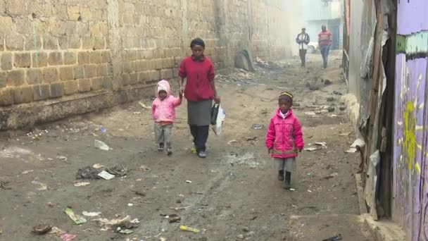 在非洲大陆最大的贫民窟基贝拉的一条街上 母亲和女儿们 肯尼亚内罗毕 — 图库视频影像