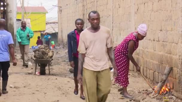 Een Vrouw Die Een Kleine Brand Sticht Een Straat Kibera — Stockvideo
