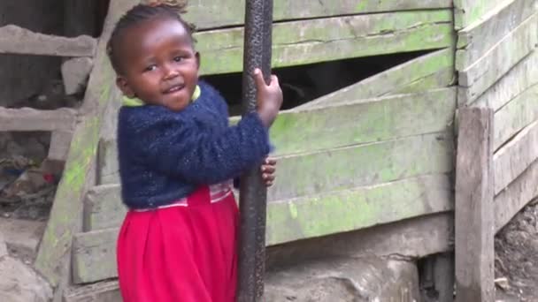 Jong Meisje Spelen Straatleven Kibera Grootste Sloppenwijk Van Het Afrikaanse — Stockvideo