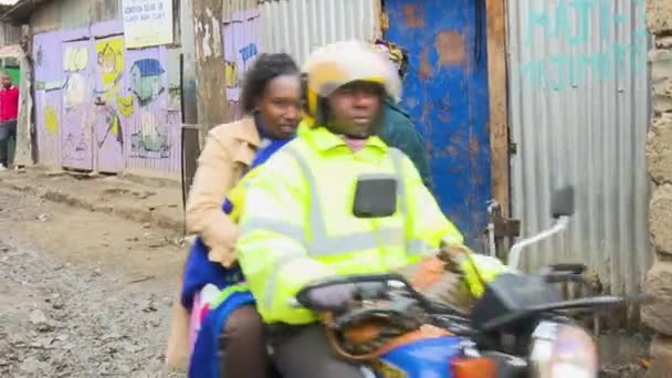 Vrouw Vult Blikken Met Water Kibera Grootste Sloppenwijk Afrika Nairobi — Stockvideo