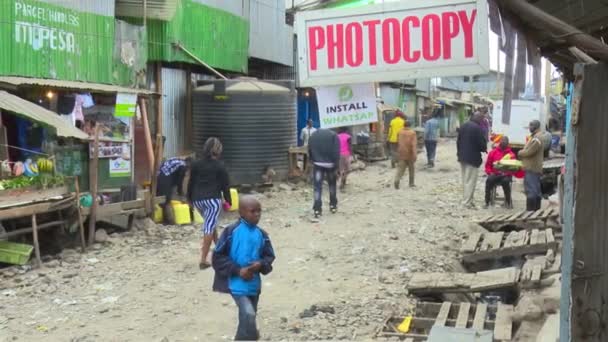 Kenyaner Går Liten Gata Kibera Den Största Slummen Den Afrikanska — Stockvideo