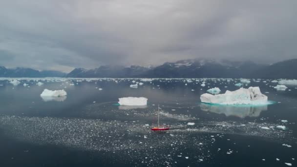 Vista Aérea Del Velero Navegando Los Fiordos Cubiertos Hielo Zona — Vídeos de Stock