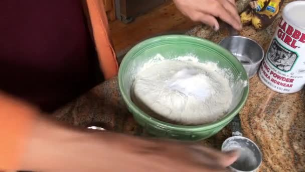 Trockene Zutaten Für Bananenbrot Mischen — Stockvideo