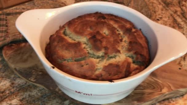 Langsam Schwenken Und Auf Eine Backschüssel Mit Bananenbrot Zoomen — Stockvideo