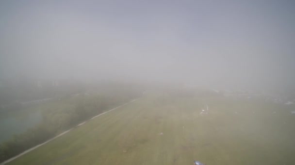 Elevándose Descendiendo Día Nublado Niebla Parque Veteranos — Vídeo de stock
