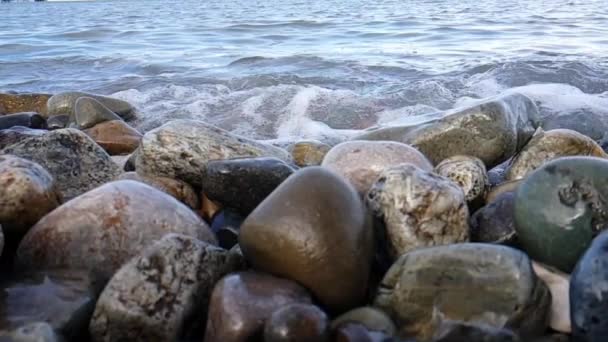 Törés Tenger Hullámok Törnek Kavicsok Strandon Lassított Felvételen — Stock videók