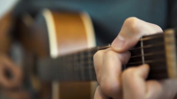 Primo Piano Uomo Che Strumenta Una Chitarra Acustica Cambia Accordi — Video Stock