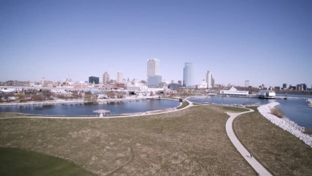 Zuid West Luchtfoto Van Milwaukee City Skyline Wolkenkrabbers Overdag — Stockvideo