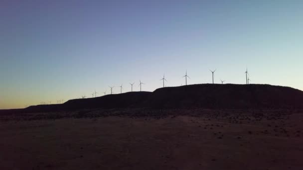 Drone Vlucht Buurt Van Enkele Windmolens Nieuwe Mexicaanse Woestijn — Stockvideo